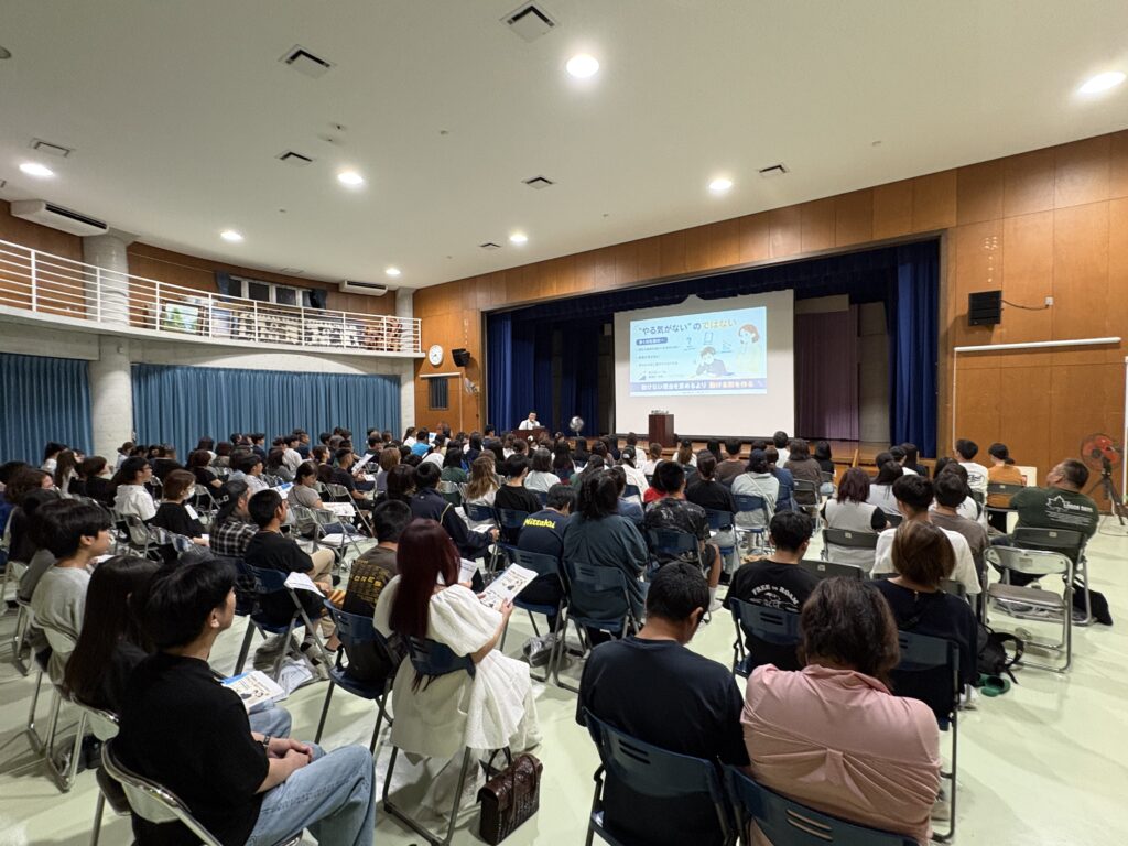 学習塾ウルマ高校入試分析ガイダンスに多くの保護者さまと生徒が参加している様子