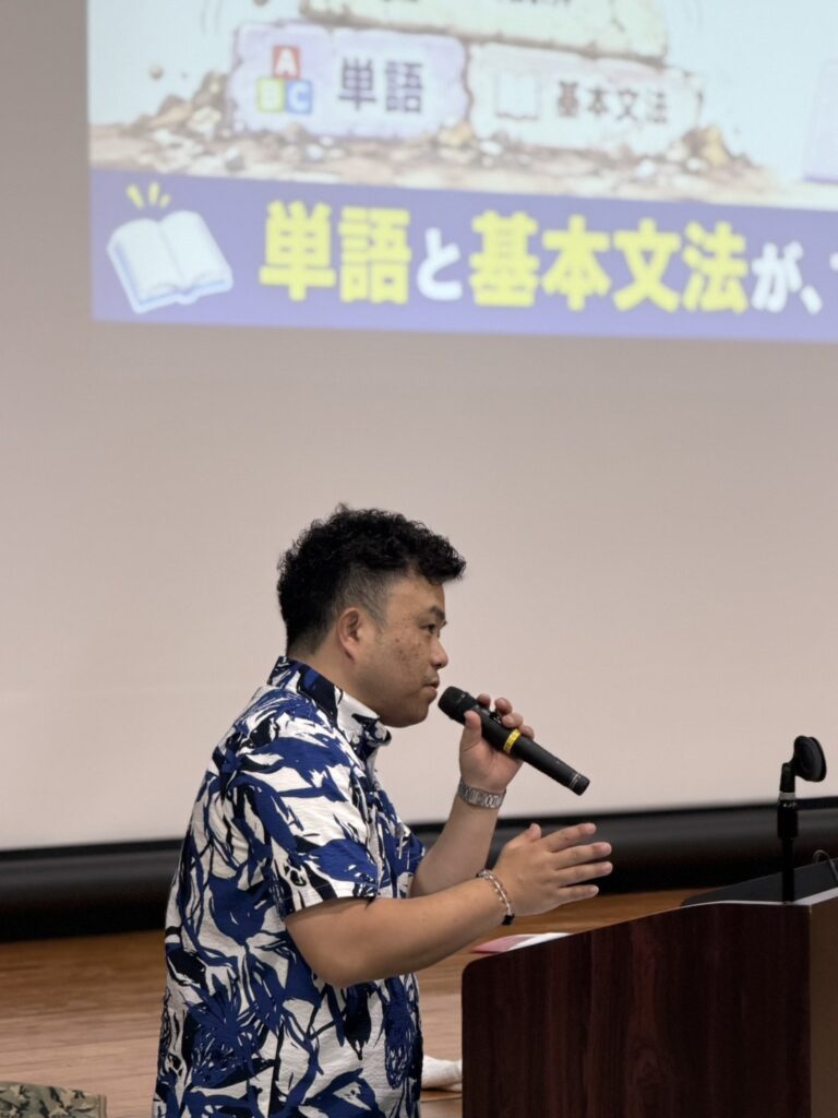 学習塾ウルマの講師が高校入試分析ガイダンスで受験対策について説明している様子