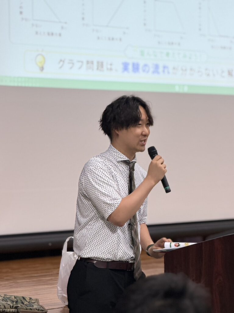 学習塾ウルマの講師が高校入試分析ガイダンスで受験対策について説明している様子
